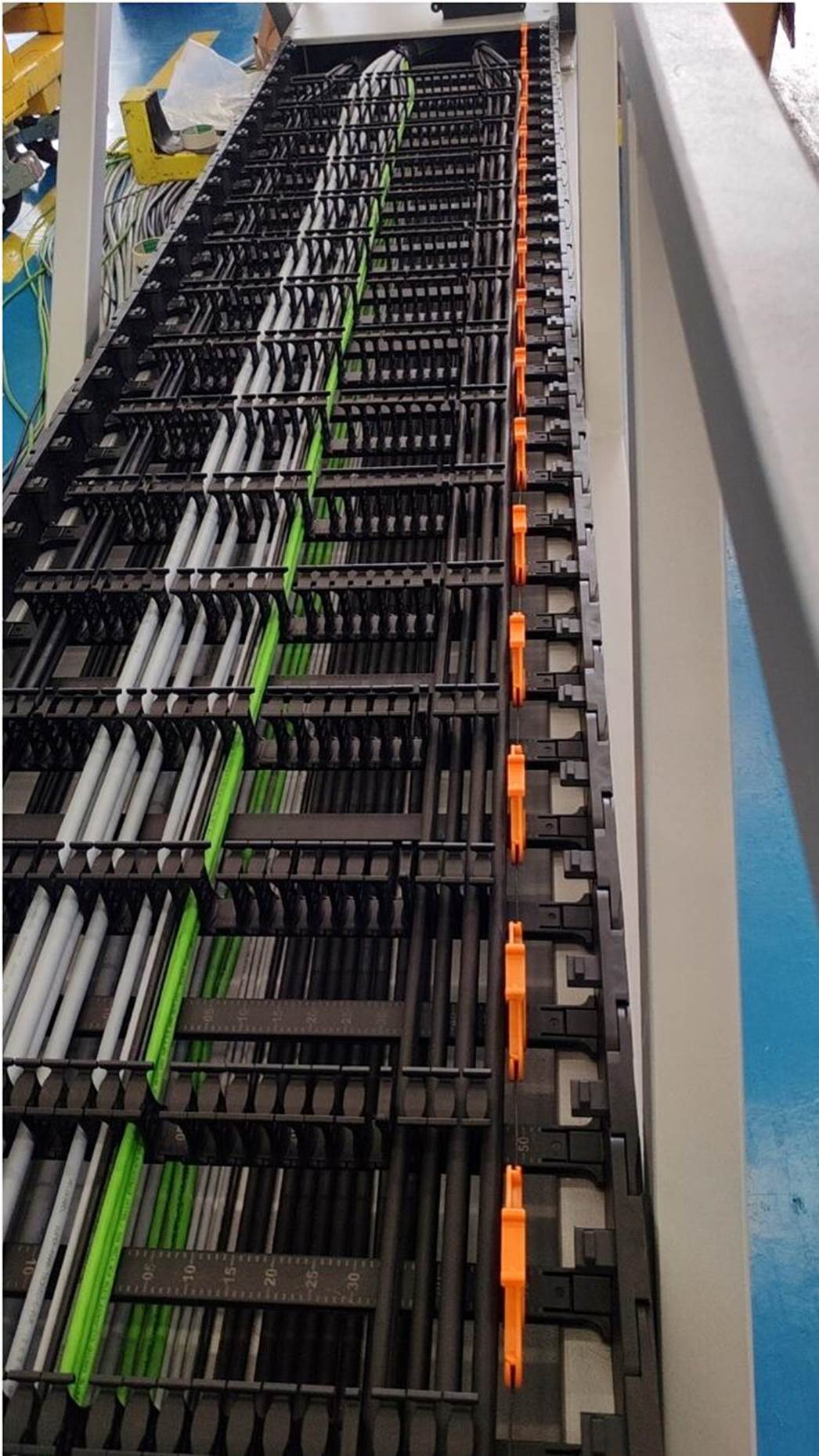 图片包含 绿色, 架子, 长凳, 木  描述已自动生成