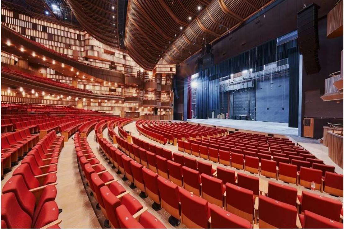 大厅里有许多人 中度可信度描述已自动生成